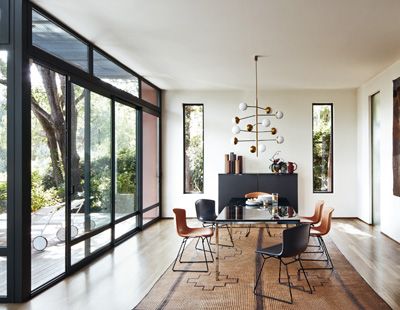 Esszimmer mit Bertoia Stühlen mit Kernlederbezug von Knoll International am Esstisch.