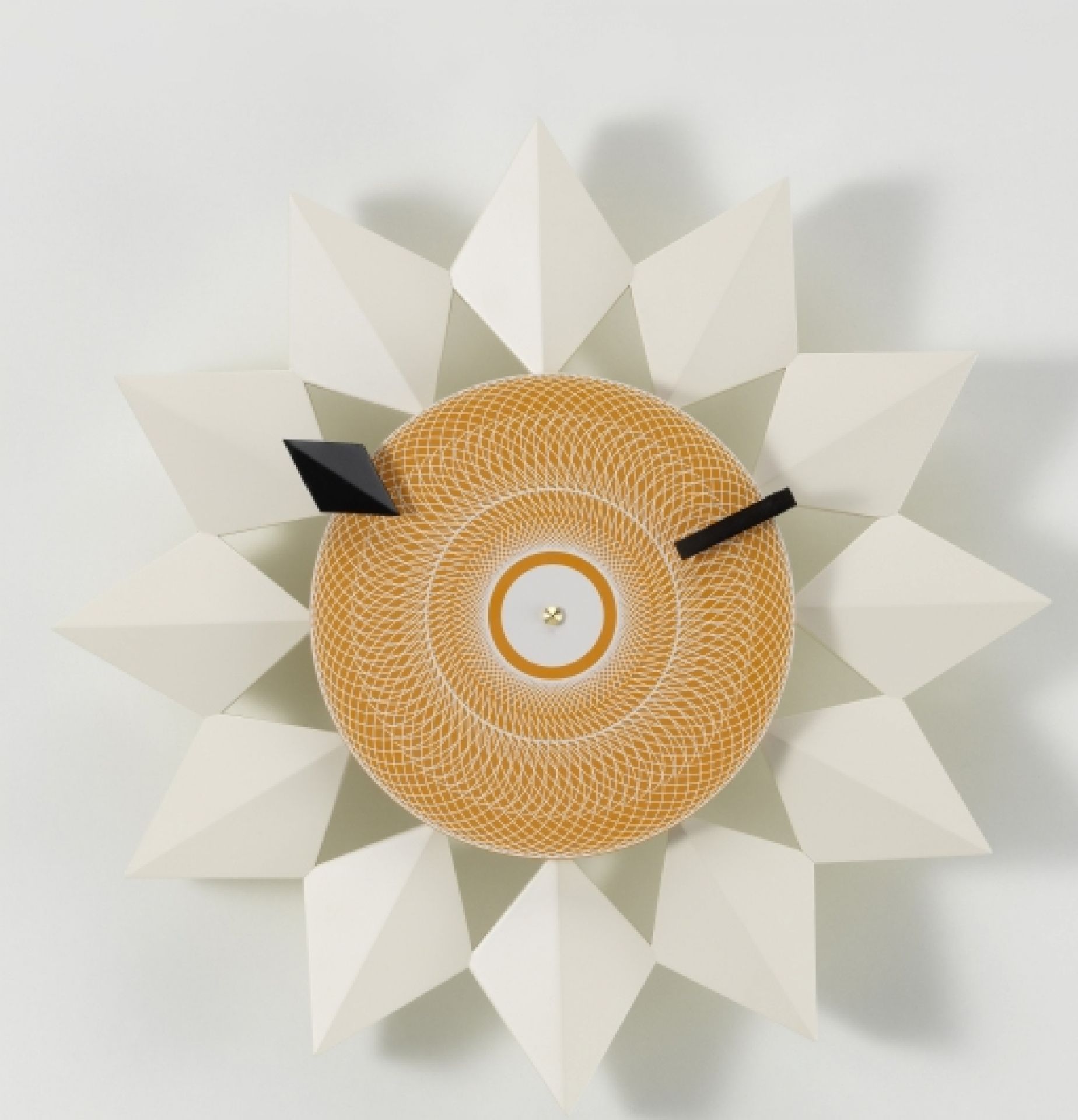 Diamond Markers Clock Wanduhr von Vitra, weiße Designer-Wanduhr mit geometrischem Muster und schwarzen Zeigern.