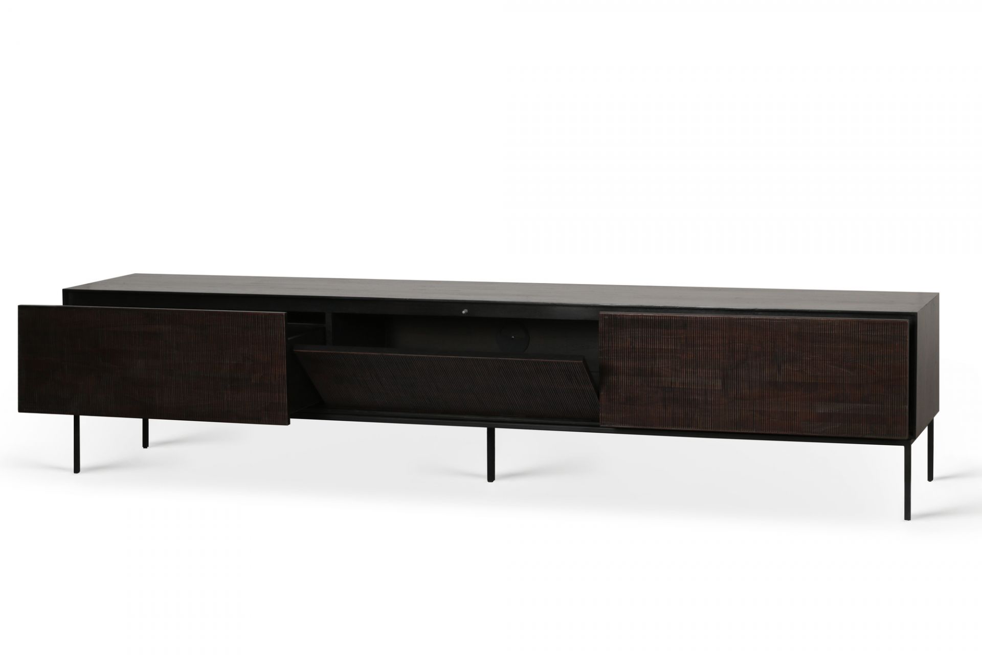 Ethnicraft Teak Grooves TV Möbel: Dunkles TV Lowboard aus Teakholz mit Rillenmuster und offenen Fächern.