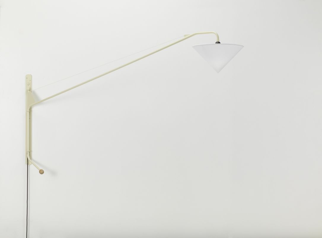 Vitra Potence Wandleuchte mit konischem Lampenschirm, Designklassiker für Wohnzimmer und Schlafzimmer, modernes Beleuchtungskonzept.