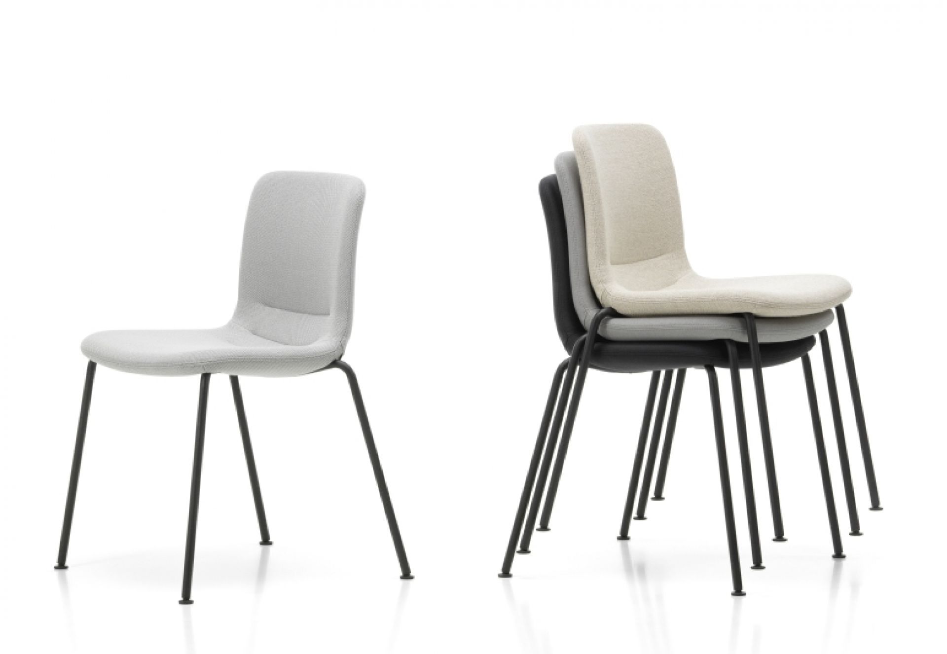Hal Soft Tube Stuhl von Vitra, stapelbar, in Grau, Schwarz und Beige auf weißem Hintergrund.