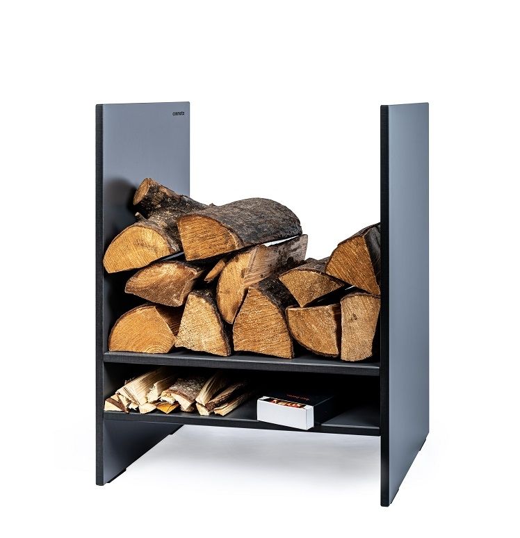 EVO Brennholzregal von Conmoto, gefüllt mit Holzscheiten und Anzündholz, modernes Design.