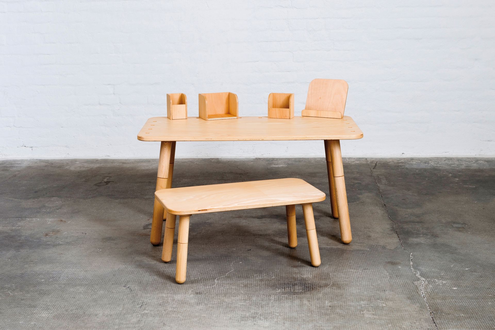 Growing Table 9-teiliges Set Buche Pure Position: Kindertisch mit Hocker und Aufbewahrungsboxen aus Buchenholz.