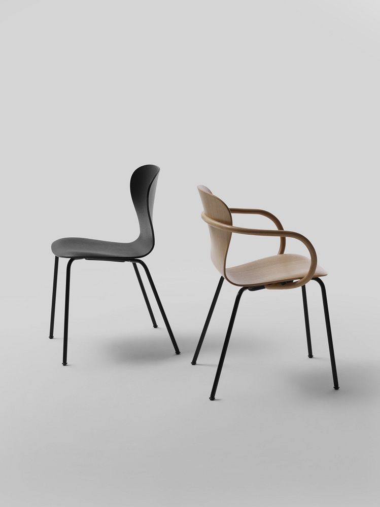 Thonet S 220 Stühle: Ein schwarzer Formholzstuhl ohne Armlehne und ein Holzstuhl mit Armlehne.