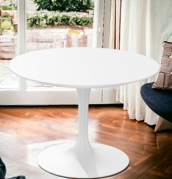 Saarinen Couchtisch von Knoll International, runder Tisch mit weißer Tischplatte und Fuß auf Holzboden.