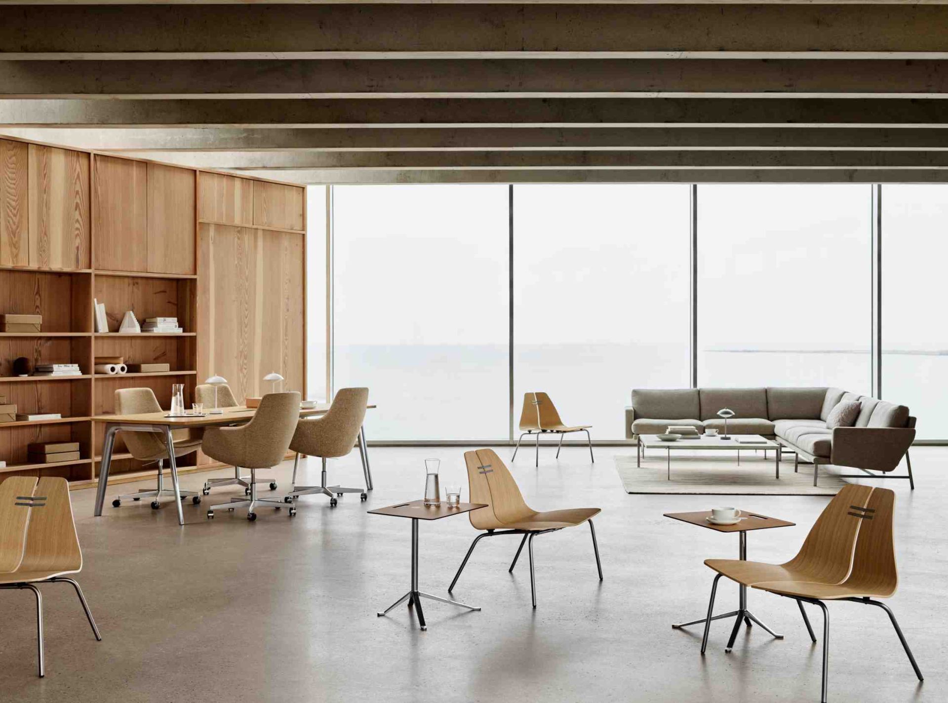 Innenaufnahme mit PK23 Loungesessel von Fritz Hansen, minimalistisches Design, helle Räume, skandinavische Möbel, Sessel und Sofa.