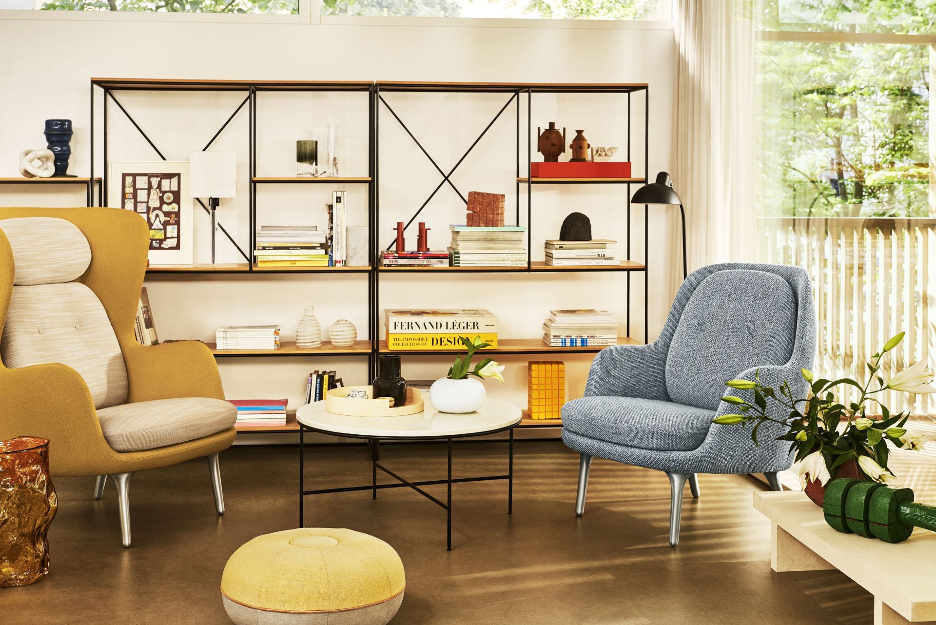 Wohnzimmer-Szene mit gelbem und blauem Ro Sessel von Fritz Hansen, Tisch, Regal und Dekoration.