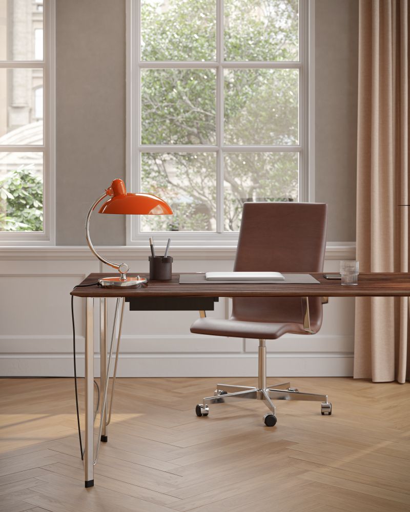 Kaiser idell 6631 T Tischleuchte in Reinorange auf einem Schreibtisch, Designklassiker von Fritz Hansen.