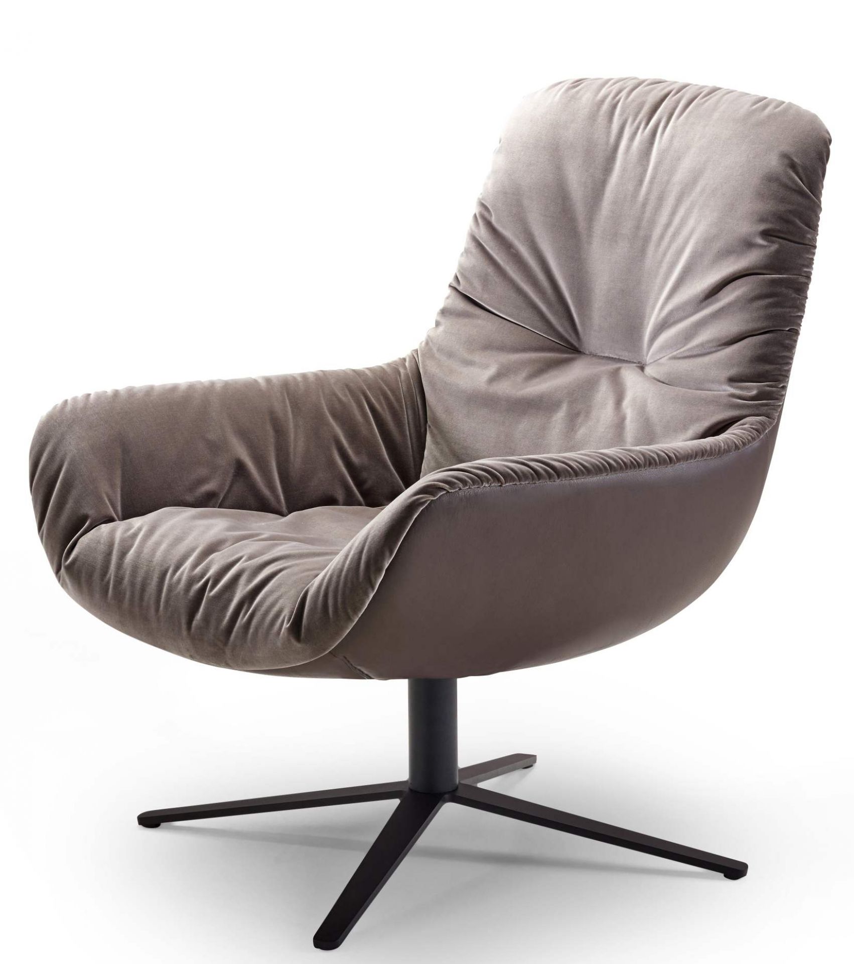 Leya Lounge Chair von Freifrau Manufaktur, grauer Sessel mit Samtbezug und Drehfuß für Wohnzimmer.