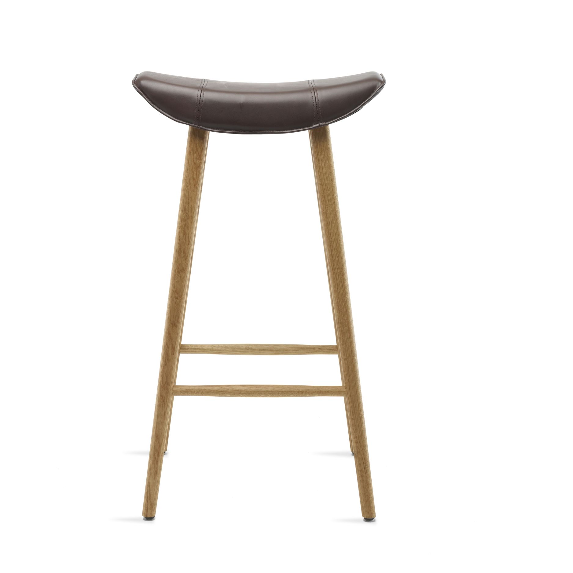 Kya Barhocker von Freifrau Manufaktur mit braunem Ledersitz und hellem Holzgestell, moderne Barhocker für Küche und Bar.