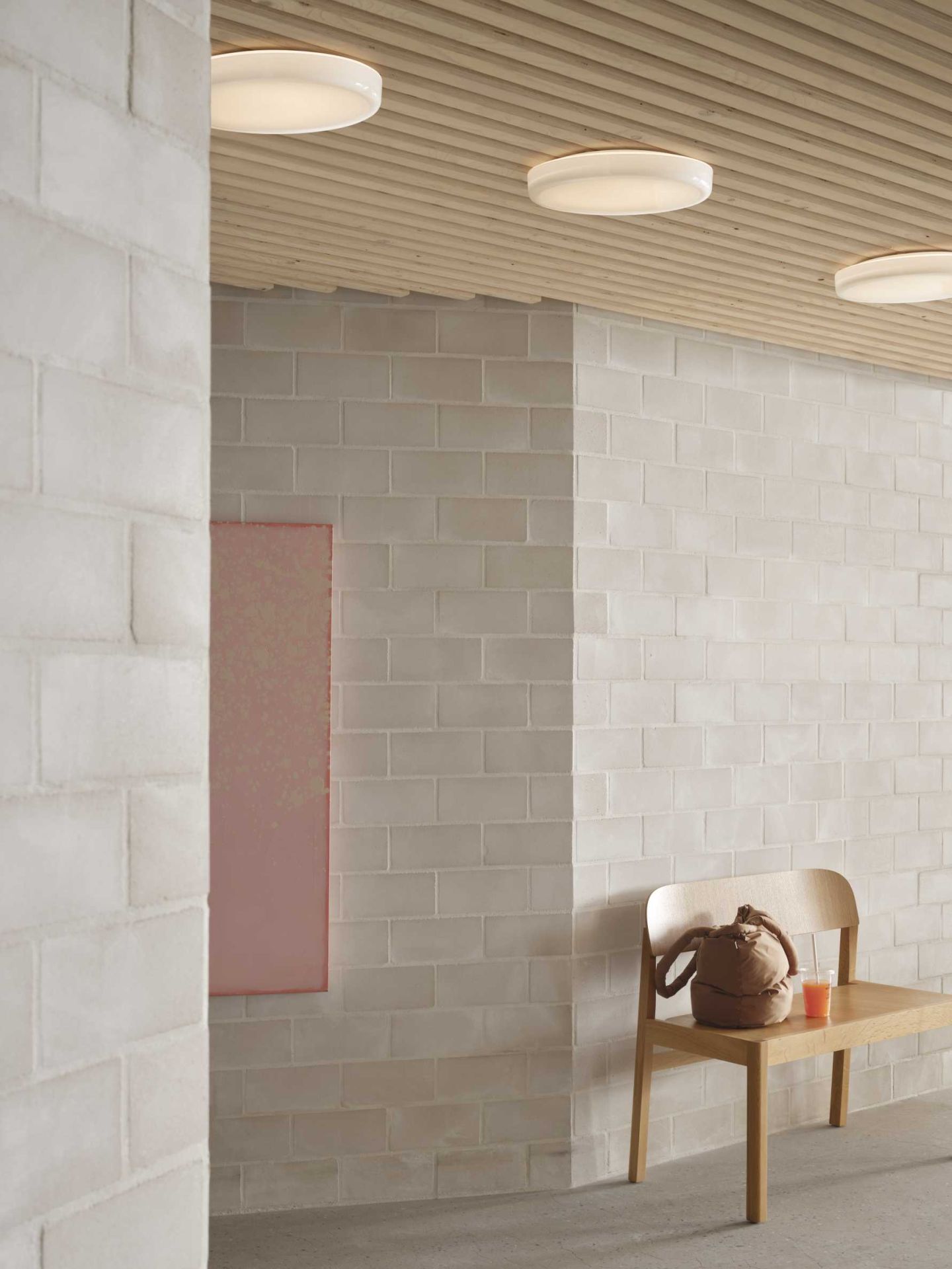 Helle Muuto Looped Deckenleuchten an Holzdecke, minimalistisches Design für Wohnraumbeleuchtung und moderne Innenarchitektur.