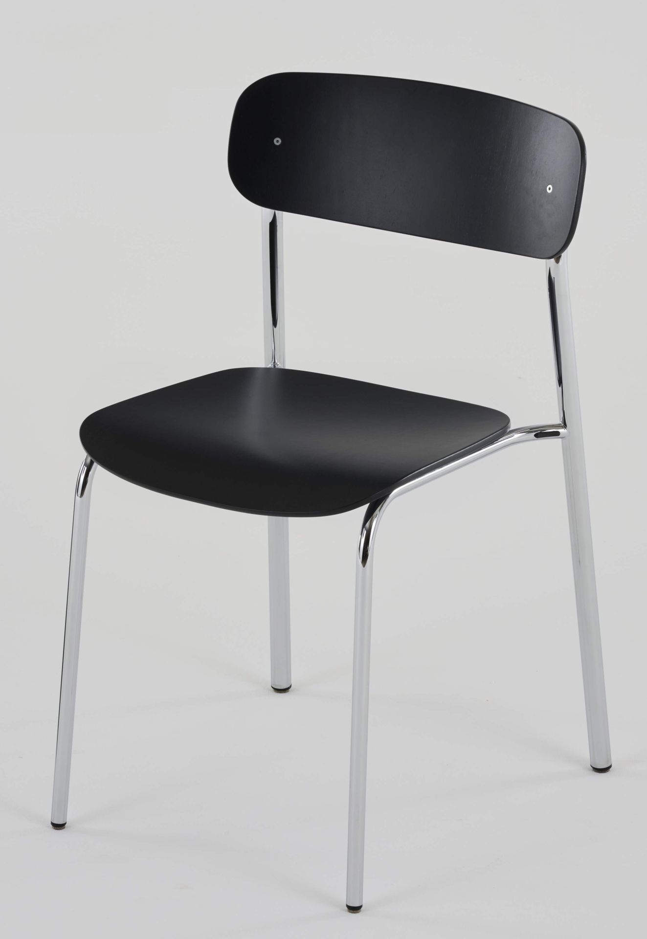 S 243 Stahlrohrstuhl von Thonet, minimalistisches Design mit schwarzer Sitzfläche und Rückenlehne, verchromtes Stahlrohrgestell.