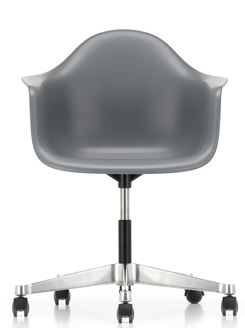 Grauer Eames Plastic Arm Chair PACC von Vitra mit Rollen und Aluminiumfuß, Ansicht von vorne.