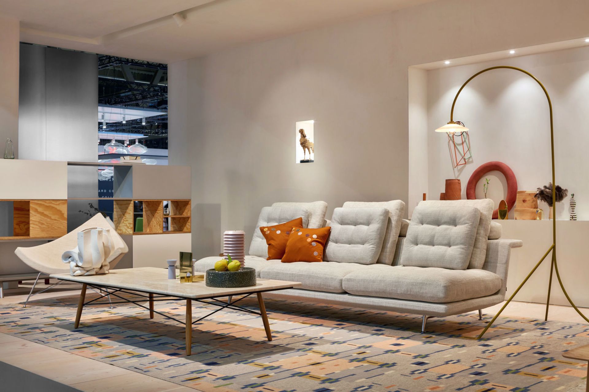 Helles Wohnzimmer mit Vitra Grand Sofa 3-Sitzer, Couchtisch, Stehlampe und Teppich für modernes Wohnen.
