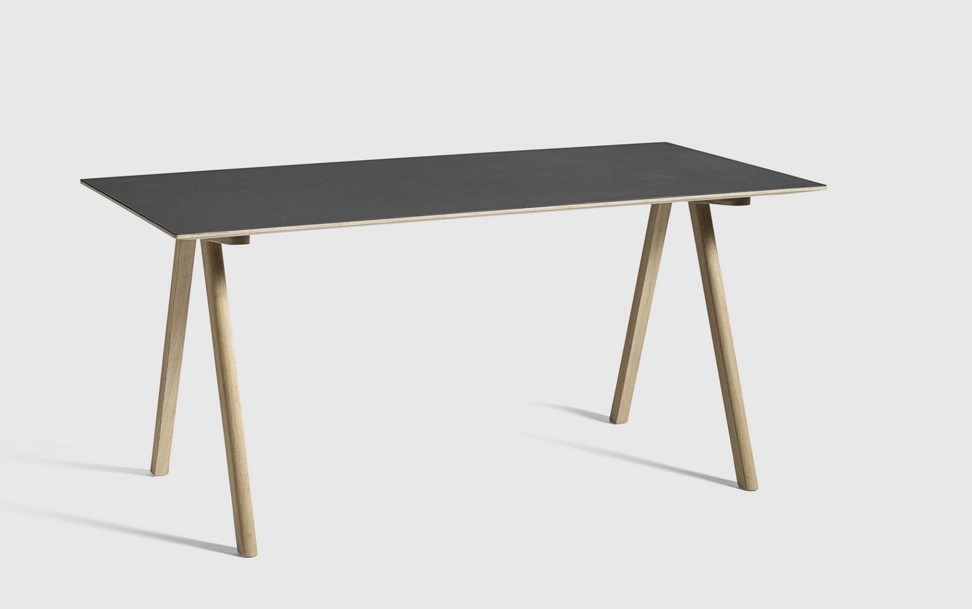 Copenhague Table CPH 10 von Hay: Moderner Schreibtisch mit schwarzer Tischplatte und Holzbeinen.