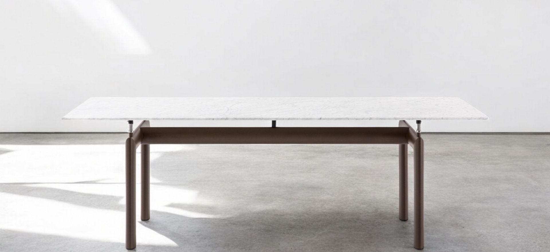 Cassina Tube D´avion Esstisch mit Marmorplatte und braunem Gestell für den Outdoor Bereich.