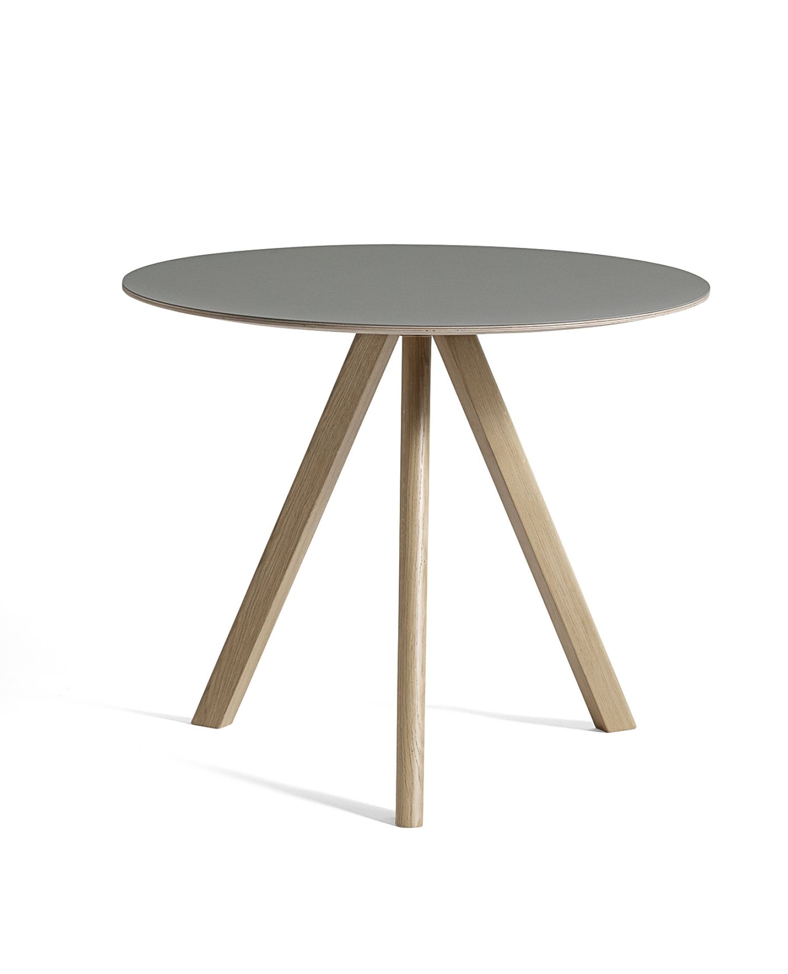 Copenhague Table CPH 20 von Hay: Runder Esstisch mit grauem Tischblatt und Holzbeinen.