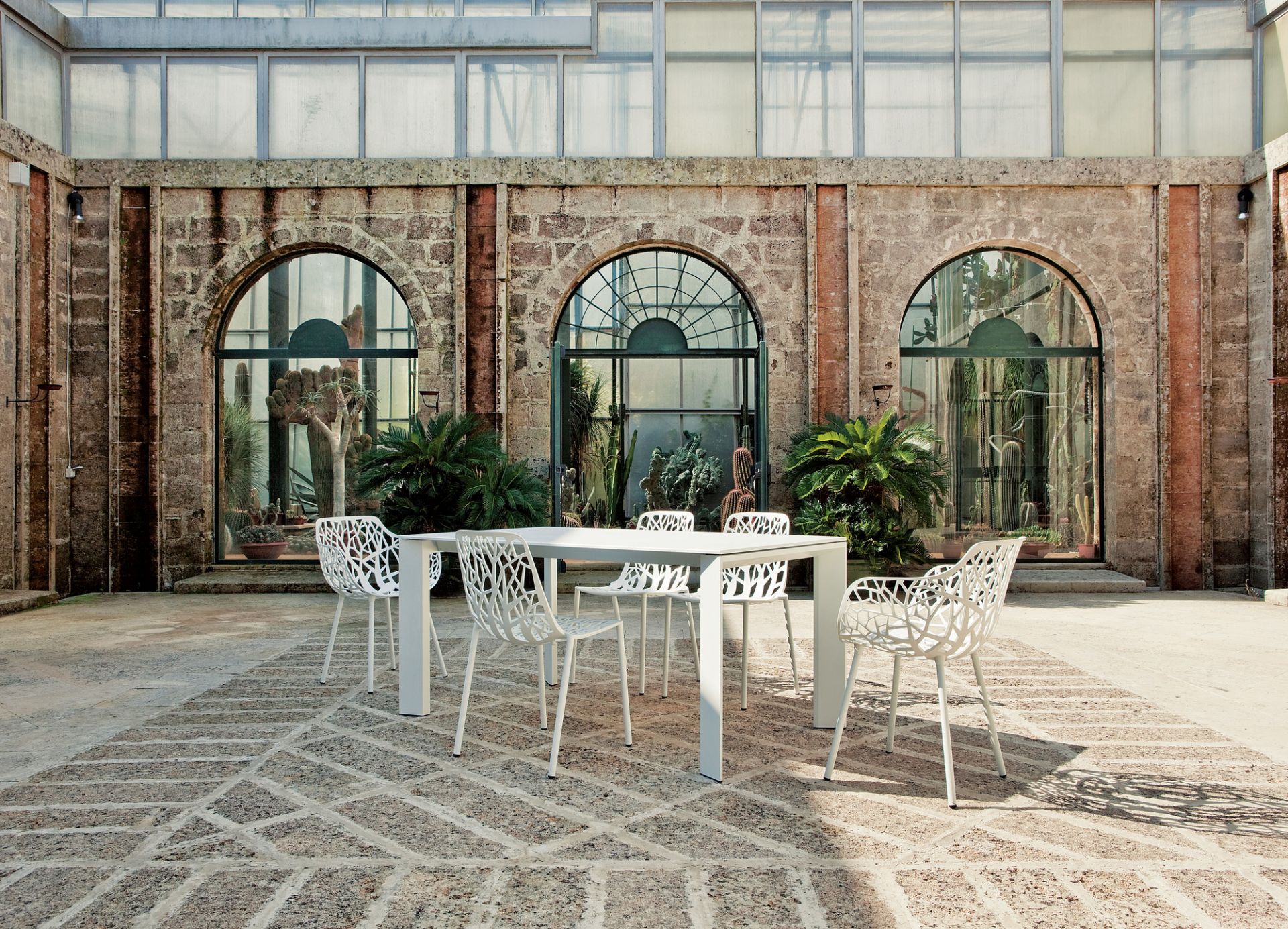 Forest Outdoor Sessel in Weiß mit filigranem Design, ideal für Garten und Terrasse.