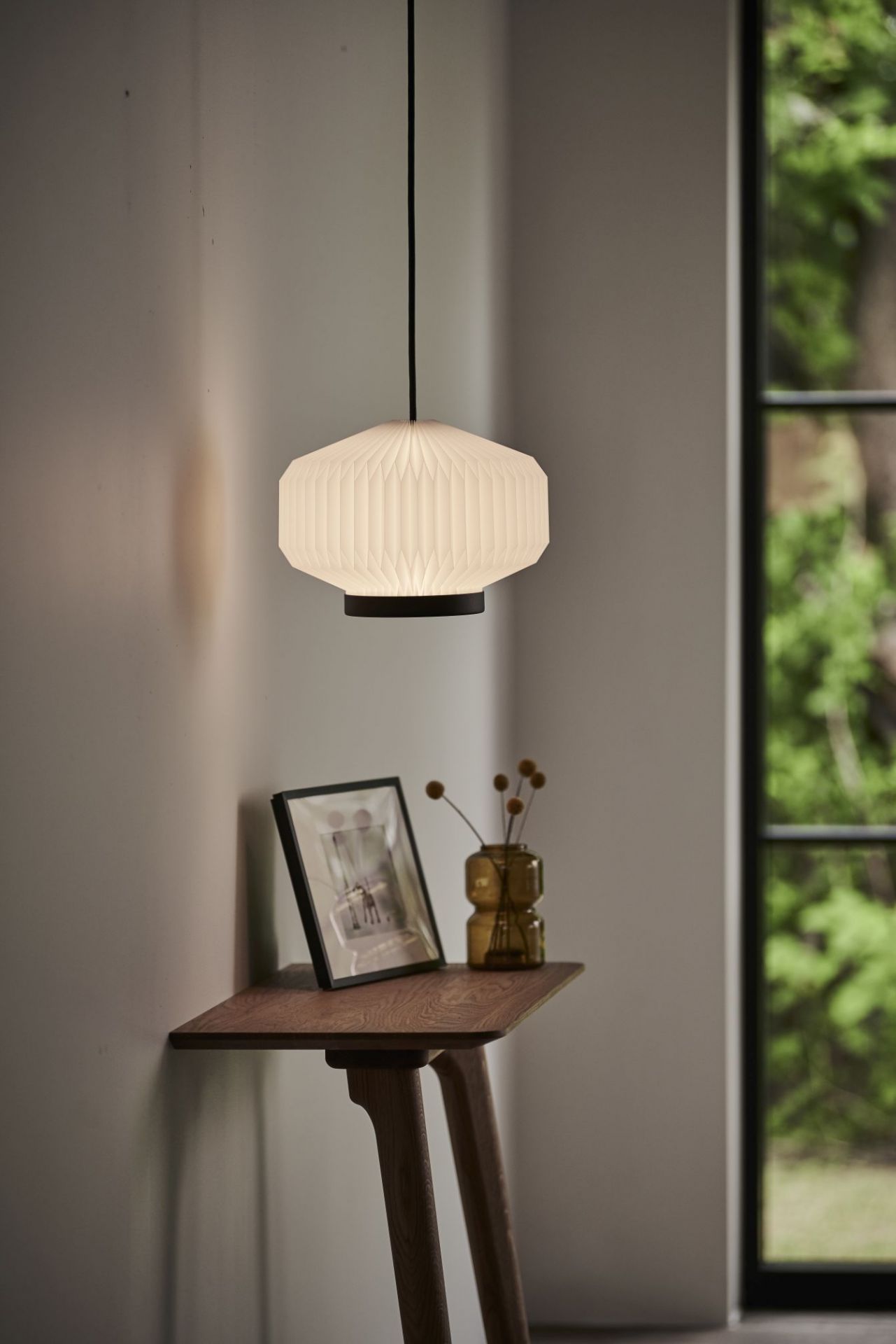 Nahaufnahme der Shibui Pendelleuchte von Le Klint, H 27 cm, mit plissiertem Lampenschirm.