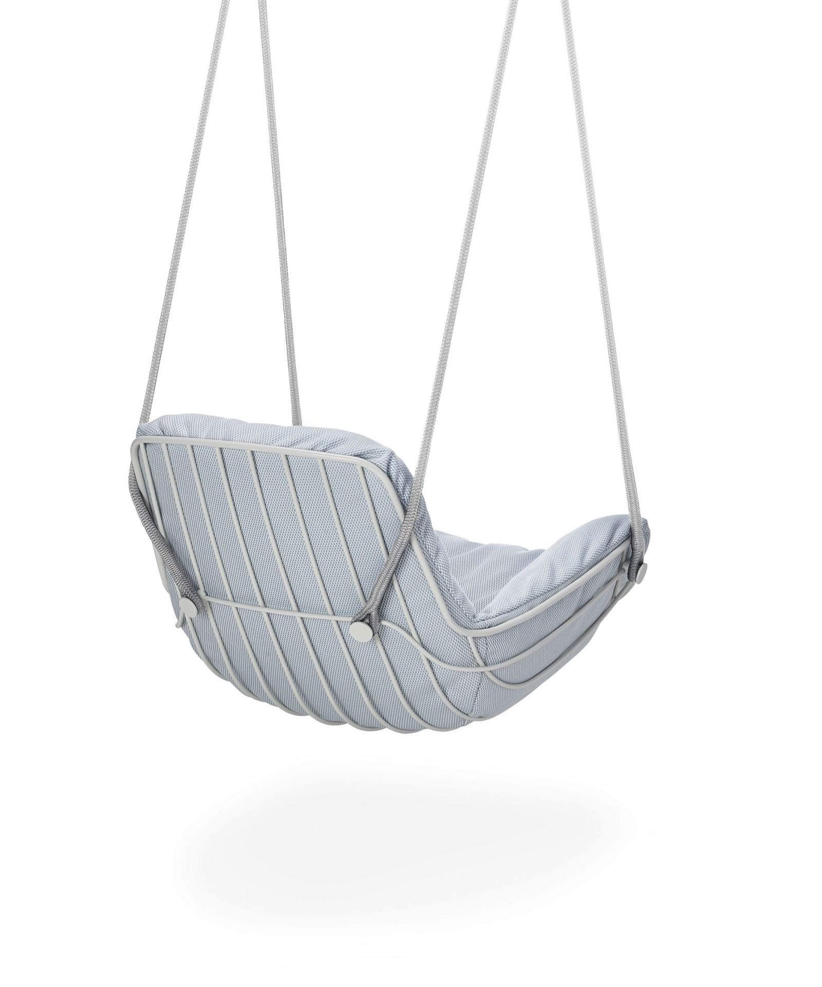 Leyasol Lounge Schwingsessel von Freifrau Manufaktur, hellblaues Outdoor-Möbel mit Seilaufhängung, schwebender Sessel für Garten und Terrasse.