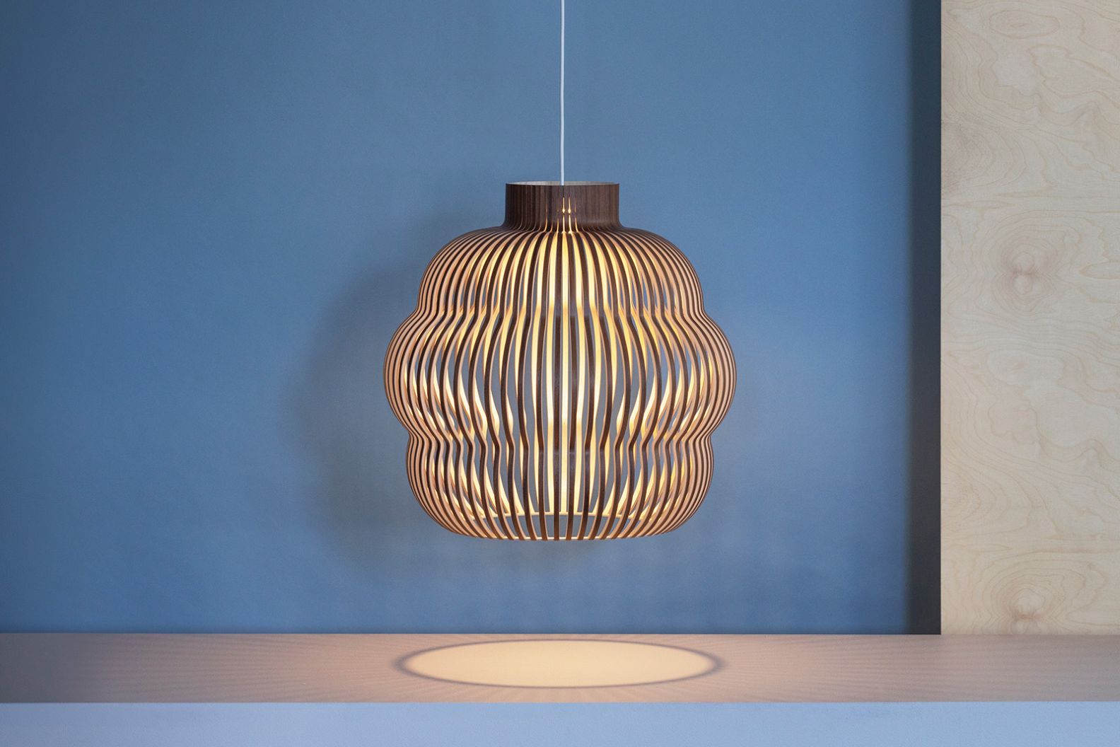 Kumulo Pendelleuchte von Secto Design: Moderne Hängelampe aus Birke, skandinavisches Design für Wohnzimmer.