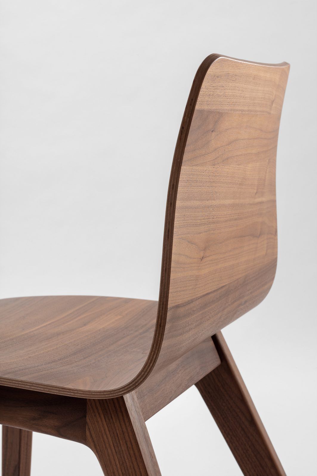 Detailaufnahme des Morph Plus Holzstuhls von Zeitraum, zeigt die natürliche Holzmaserung und das elegante Design.