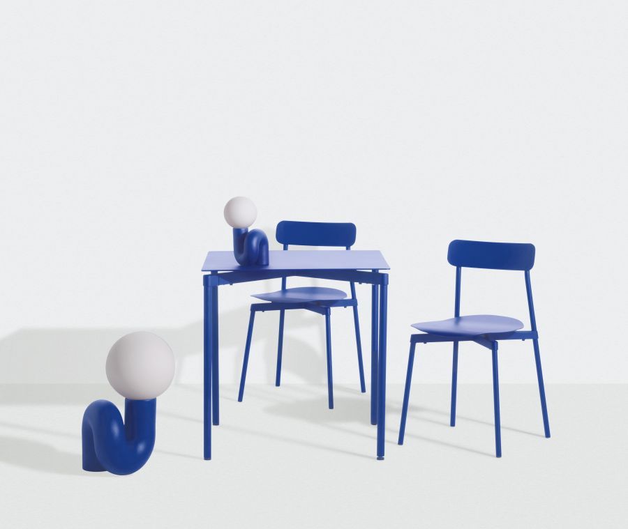 Blauer Fromme Chair Stuhl von Petite Friture mit Tisch und Lampe auf weißem Hintergrund.