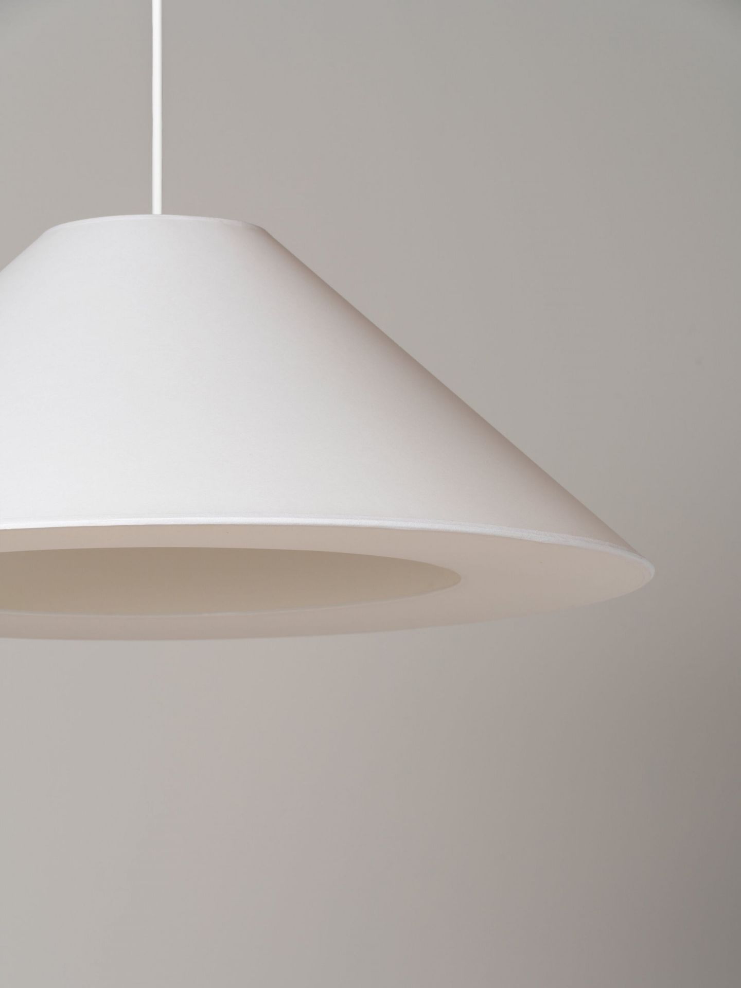Weiße Sísísí Pendelleuchte von Santa & Cole, modernes Design für stilvolle Innenbeleuchtung.