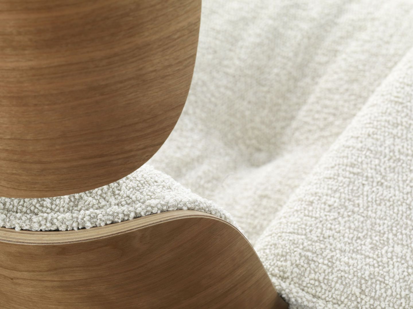 Eames Lounge Chair & Ottoman fauteuil VOORKEURSCOMBINATIE Nubia, cream sand, gepolijst, kersenhout