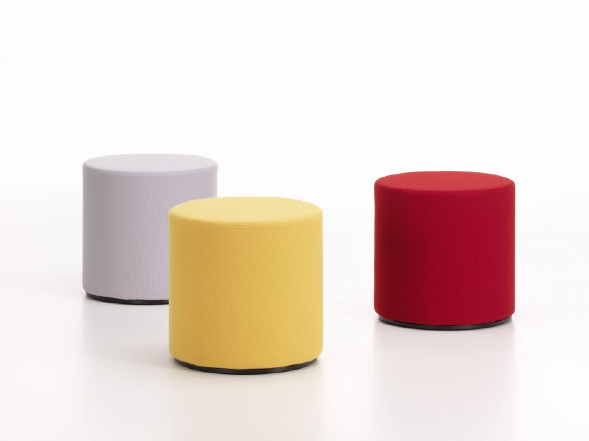 Vitra Visiona Stool Hocker in Grau, Gelb und Rot auf weißem Hintergrund.