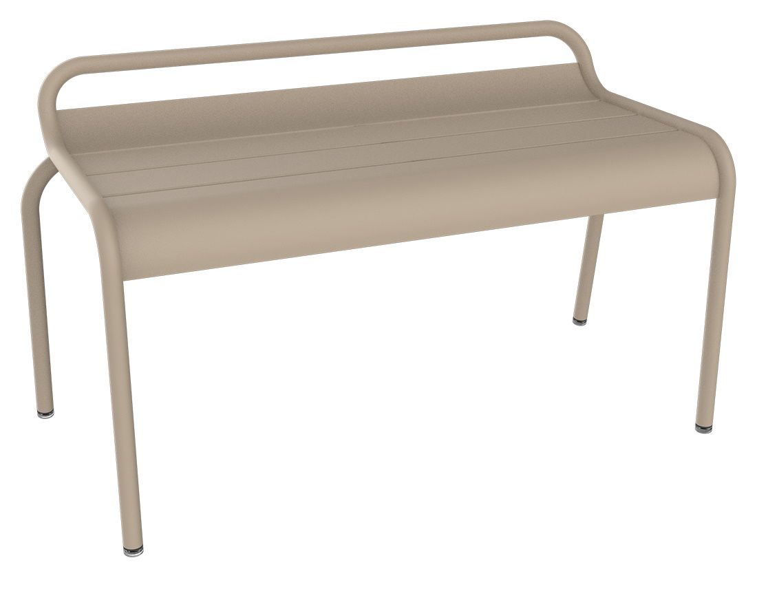 Beige Luxembourg Bank von Fermob für den Außenbereich, kompaktes Design mit Lattenrost-Sitzfläche und filigranem Gestell.