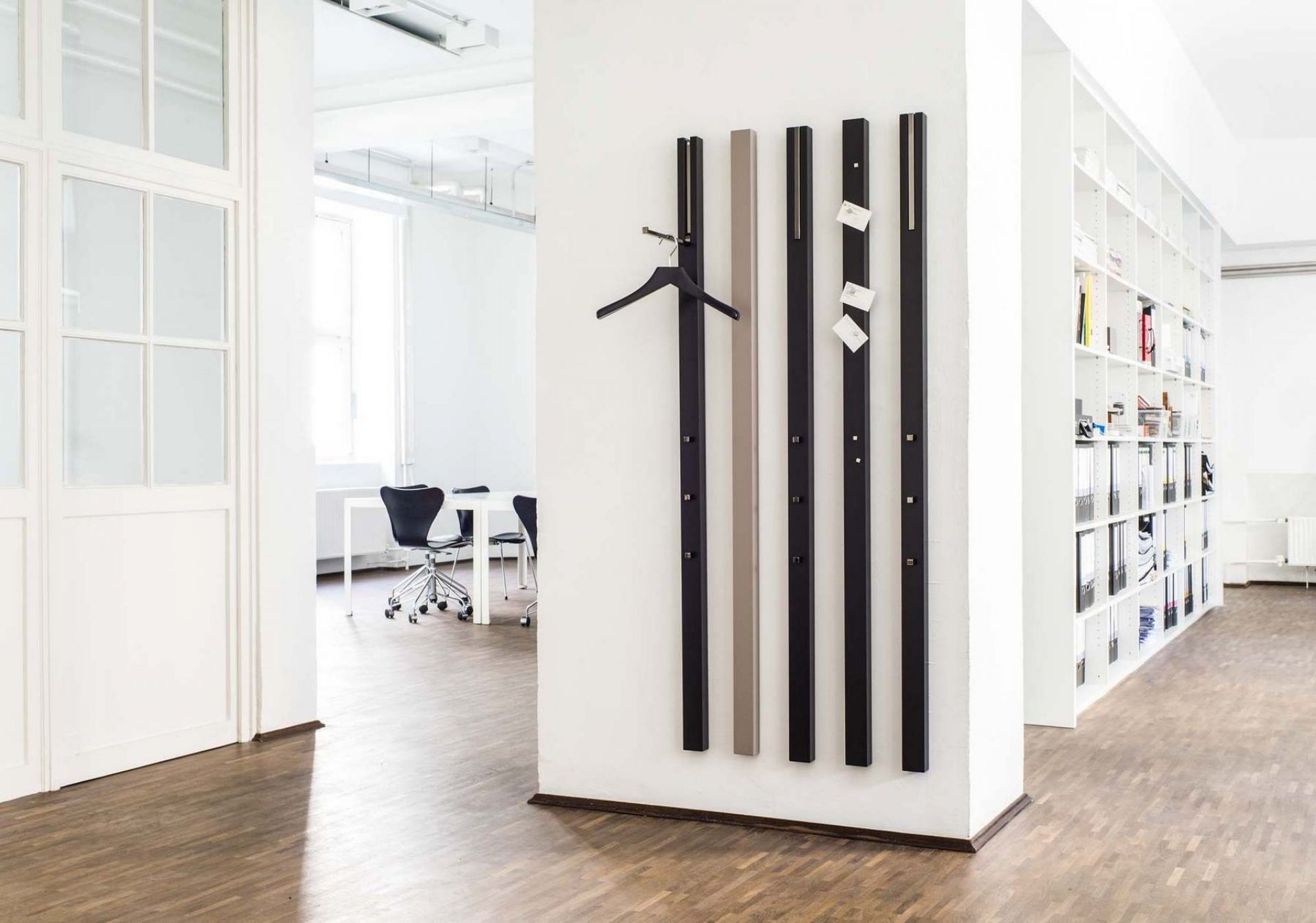Schönbuch Kleiderbügel 0112 an der Wand, minimalistisches Design für Flur und Büro, Garderobenlösung mit Hängevorrichtung.