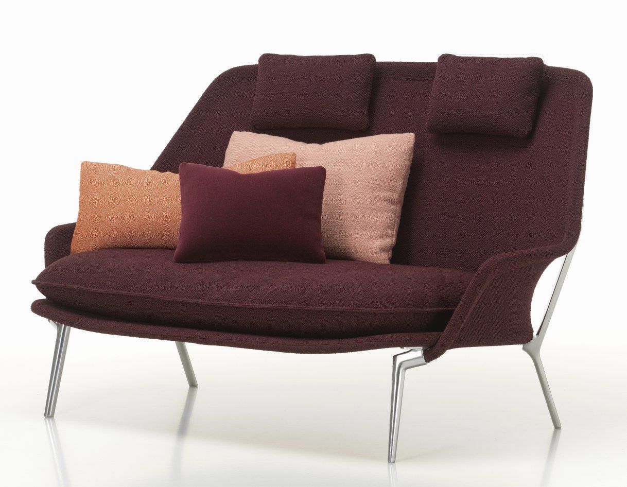 Slow Sofa von Vitra, Stoffbezug in Aubergine, mit Zierkissen in verschiedenen Farben und Metallfüßen.