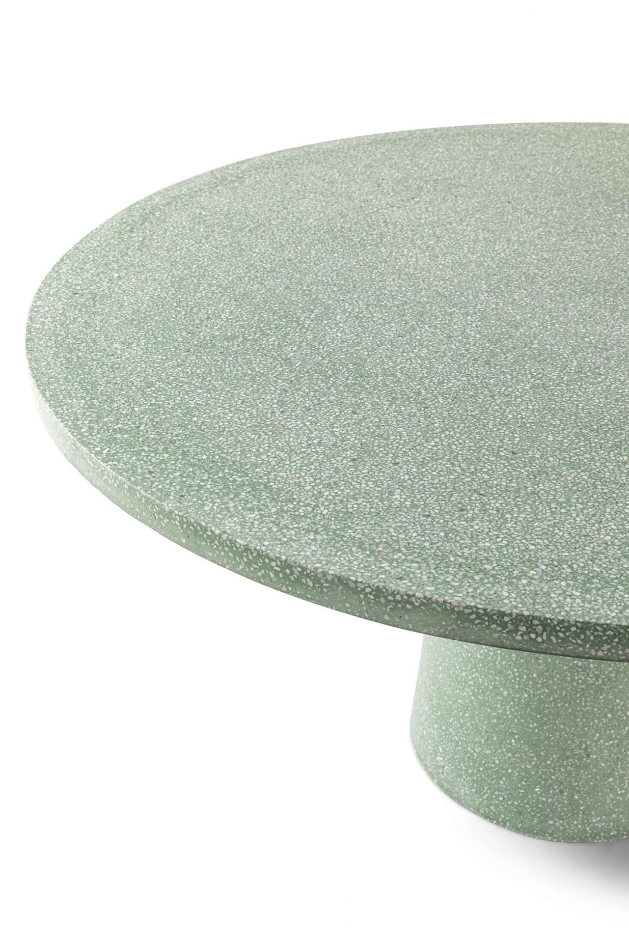 Nahaufnahme des Cassina Dine Out Esstischs mit runder, grüner Terrazzo-Tischplatte für den Außenbereich.