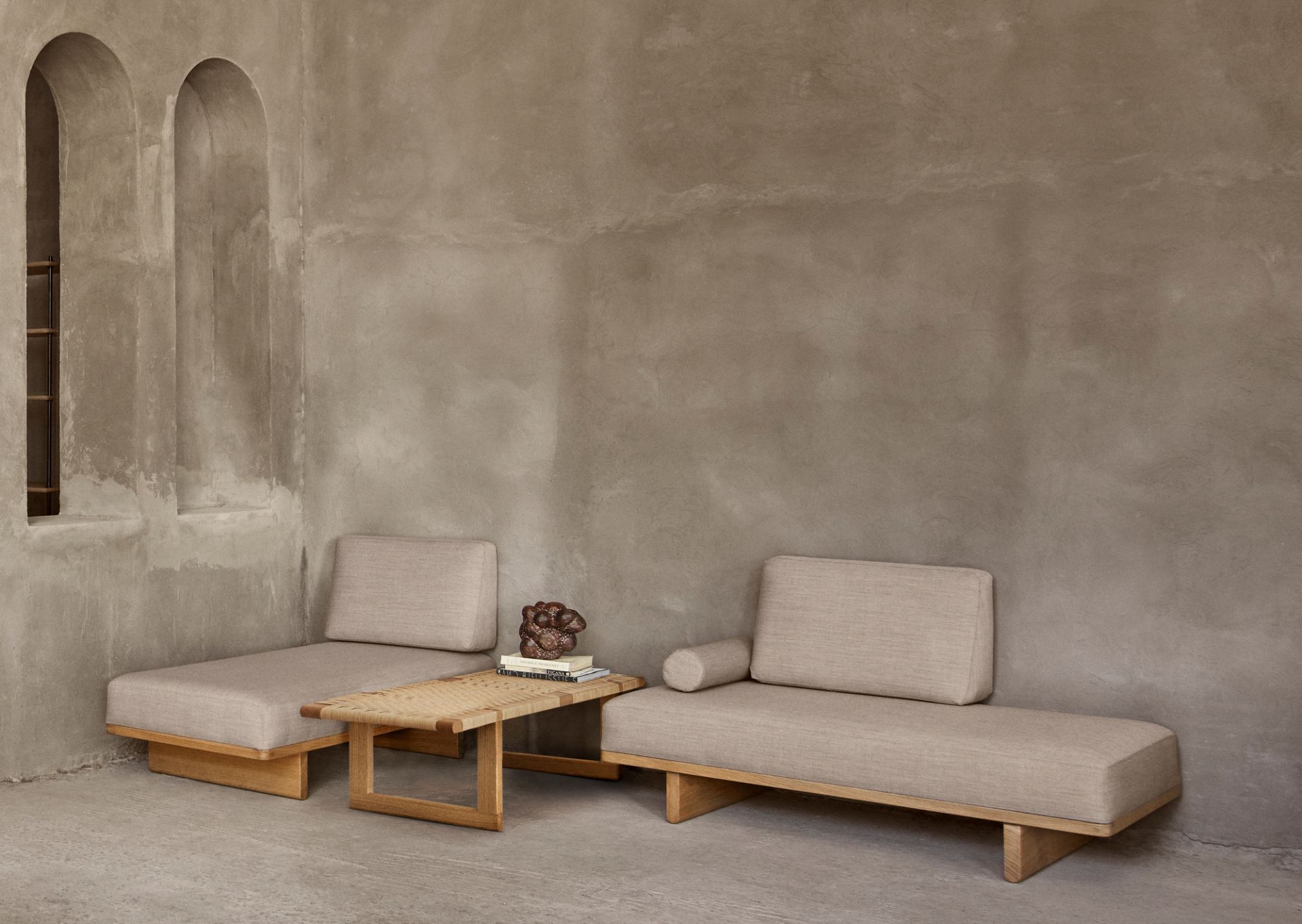 Beige Carl Hansen Daybed BM0865 mit Holztisch und Dekoration vor einer grauen Wand.