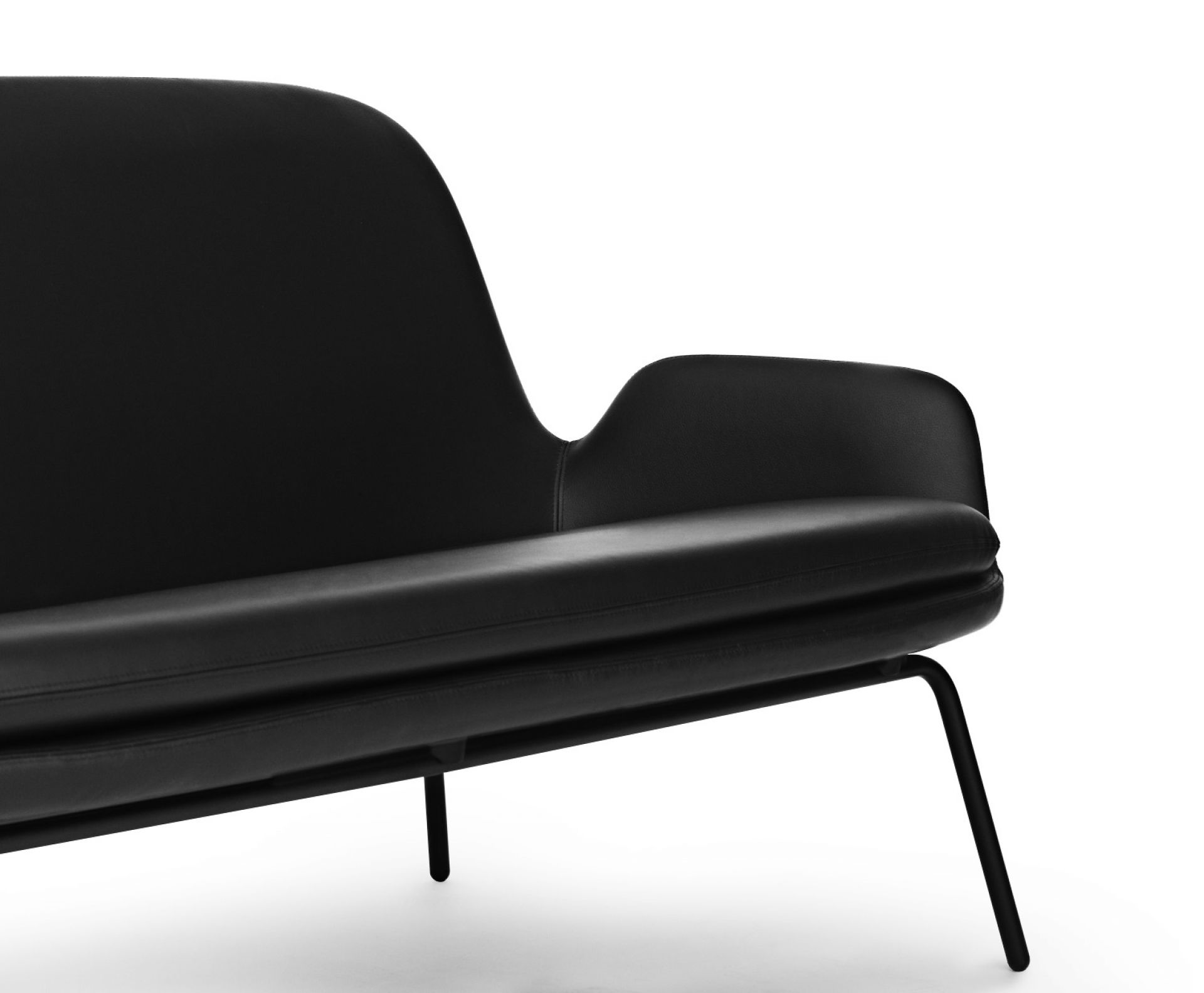 Detailaufnahme des schwarzen Era Sofas von Normann Copenhagen mit elegantem Lederbezug und filigranem Metallgestell.