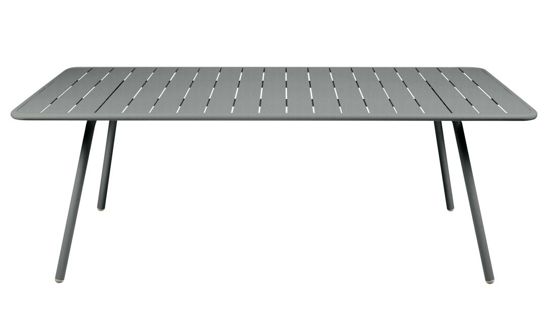 Grauer Luxembourg Tisch von Fermob für den Außenbereich, Gartentisch aus Aluminium mit Lattenmuster.