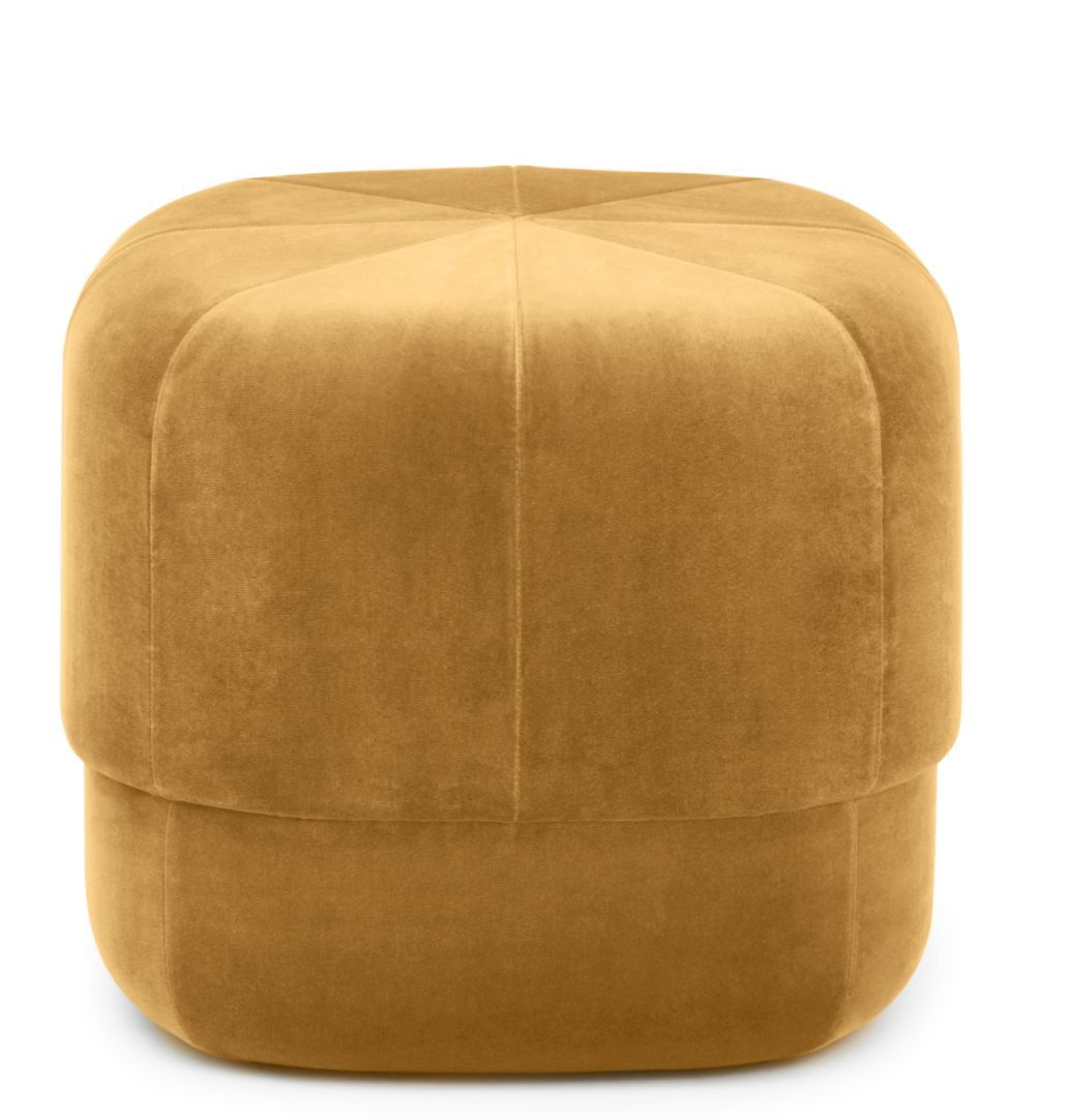 Goldener Circus Pouf Small Hocker von Normann Copenhagen, quadratisch, aus Samtstoff, für Wohnzimmer.