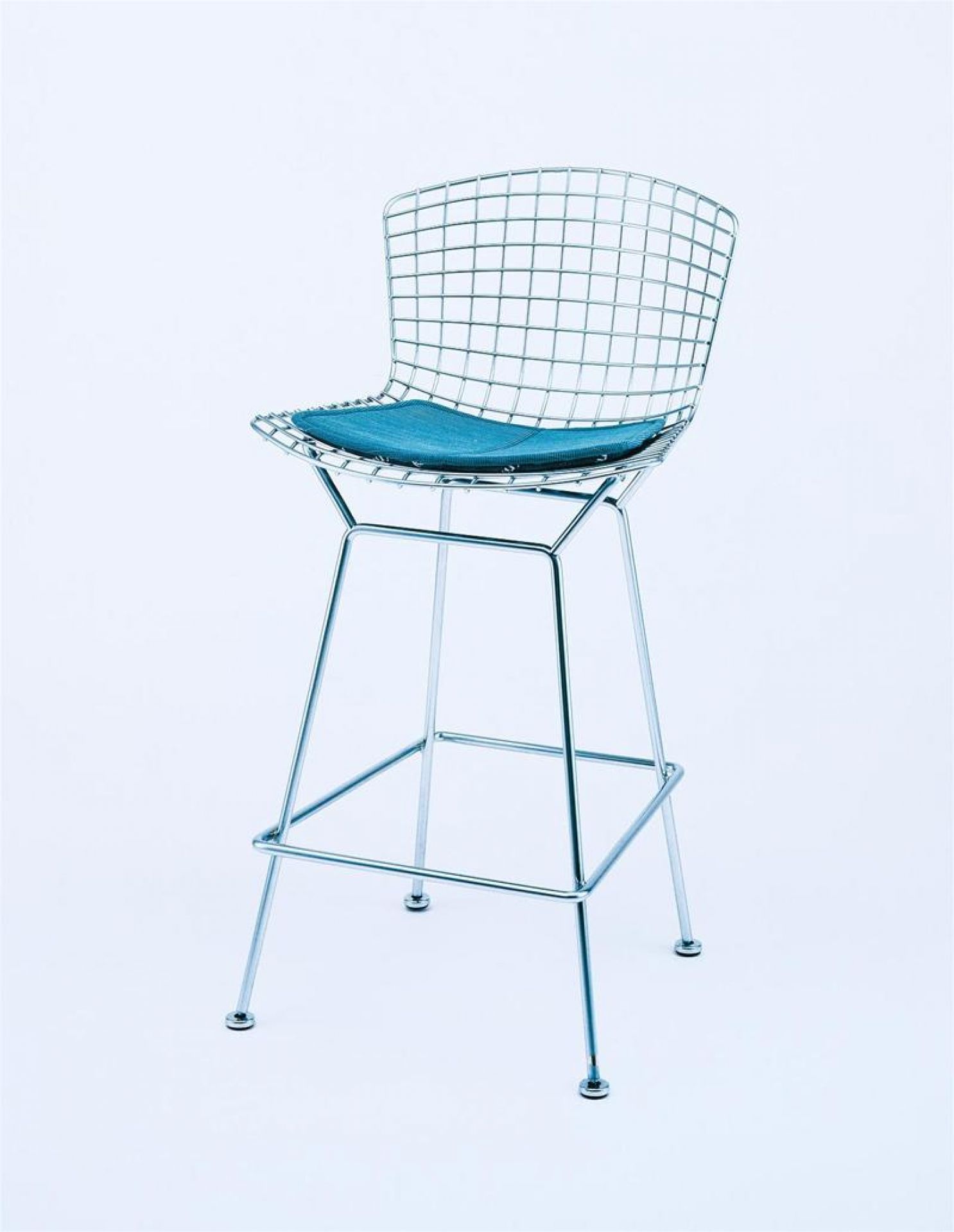 Bertoia Barhocker von Knoll International mit blauem Sitzkissen, verchromtes Drahtgestell, modernes Design.