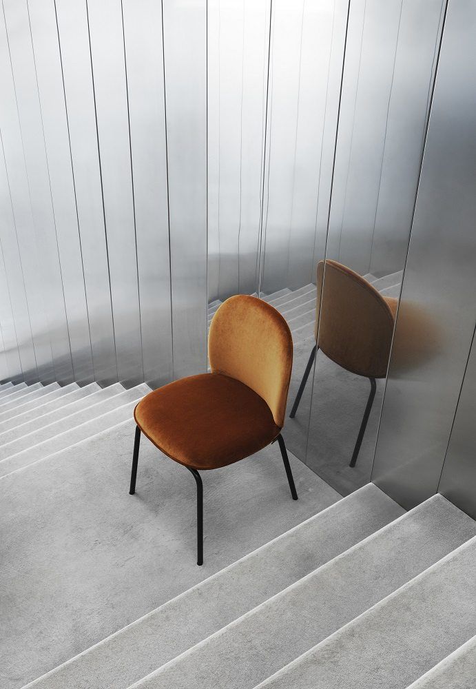 Ace Chair Stuhl von Normann Copenhagen, gepolstert mit braunem Samtstoff und schwarzen Metallbeinen, auf Treppe.