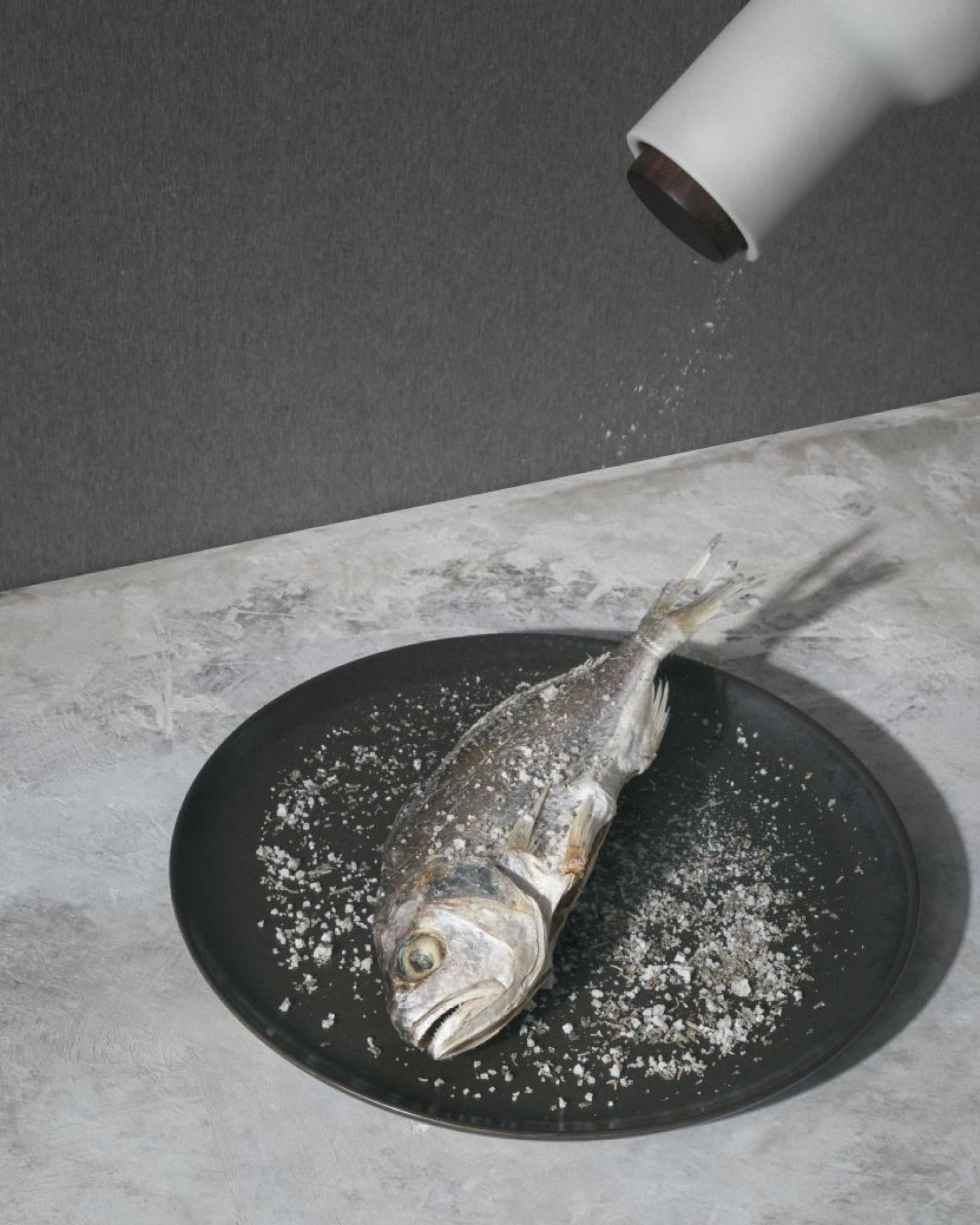 Bottle Grinders Walnoot zout- en pepermolen Audo, gebronsd messing UNIEK EXEMPLAAR