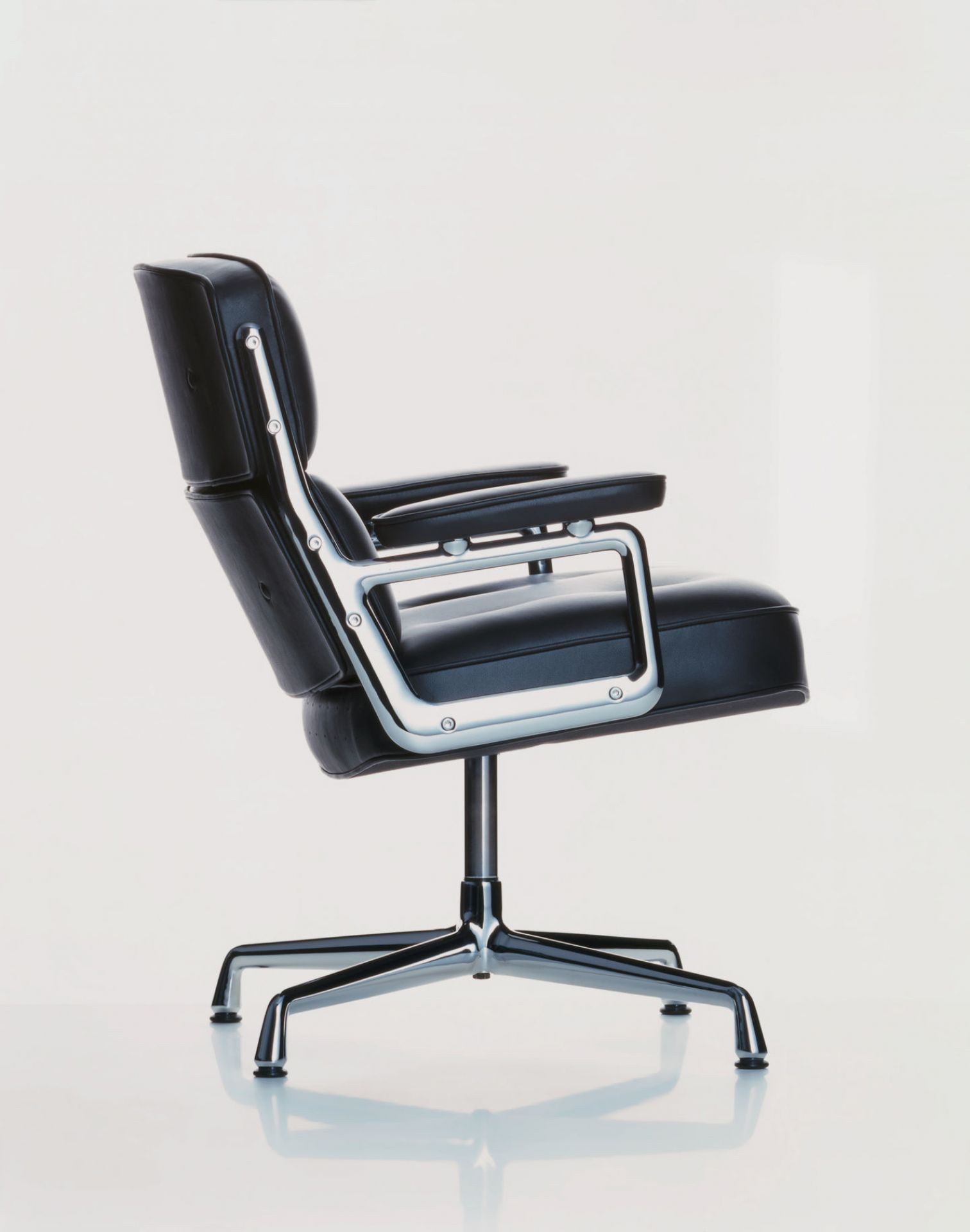 Schwarzer Lobby Chair ES108 von Vitra, Ledersessel mit Chromgestell, Bürostuhl für stilvolles Arbeiten.