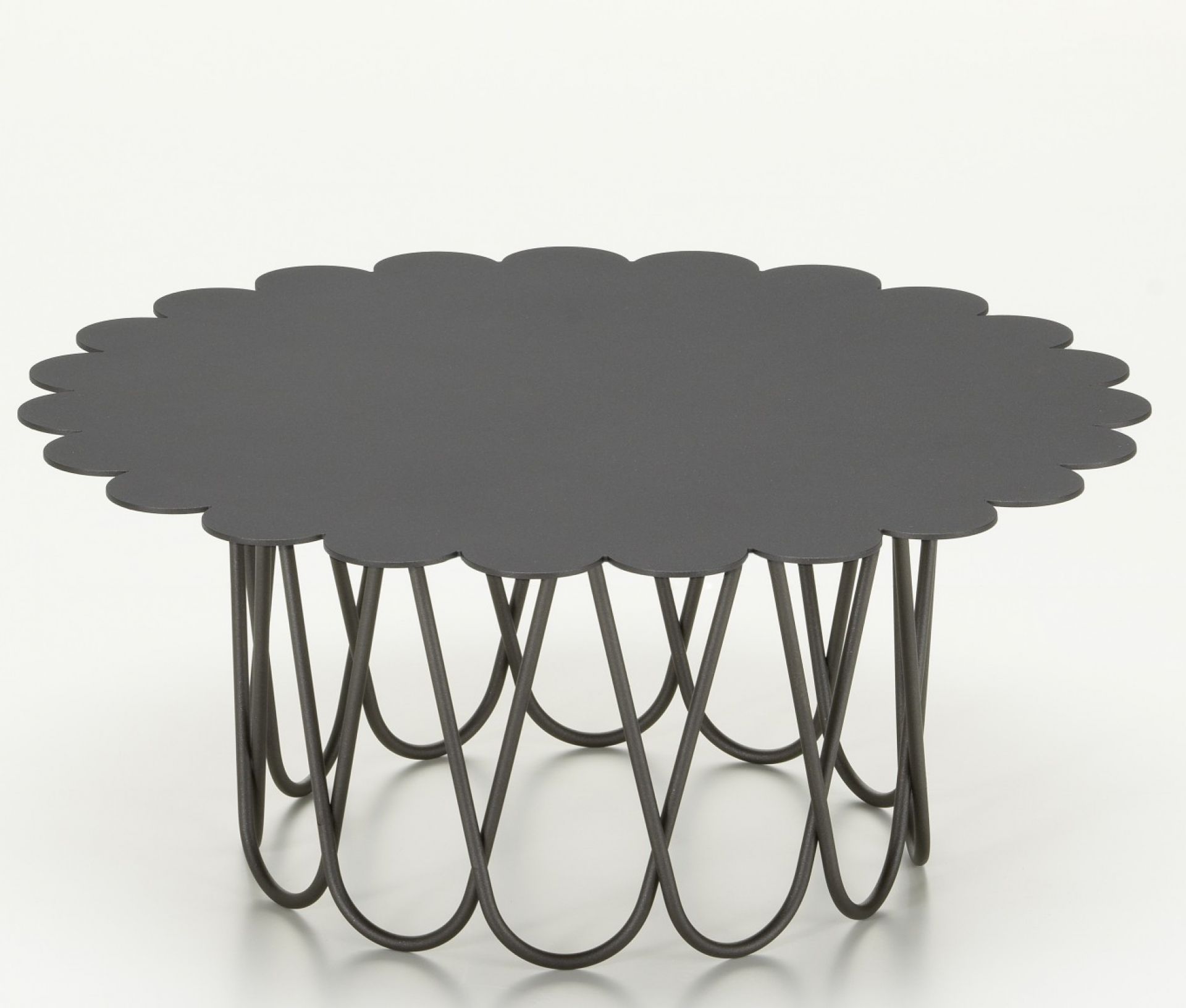 Schwarzer Flower Table von Vitra mit blütenförmiger Tischplatte und filigranem Metallgestell. Design Beistelltisch für Wohnzimmer.