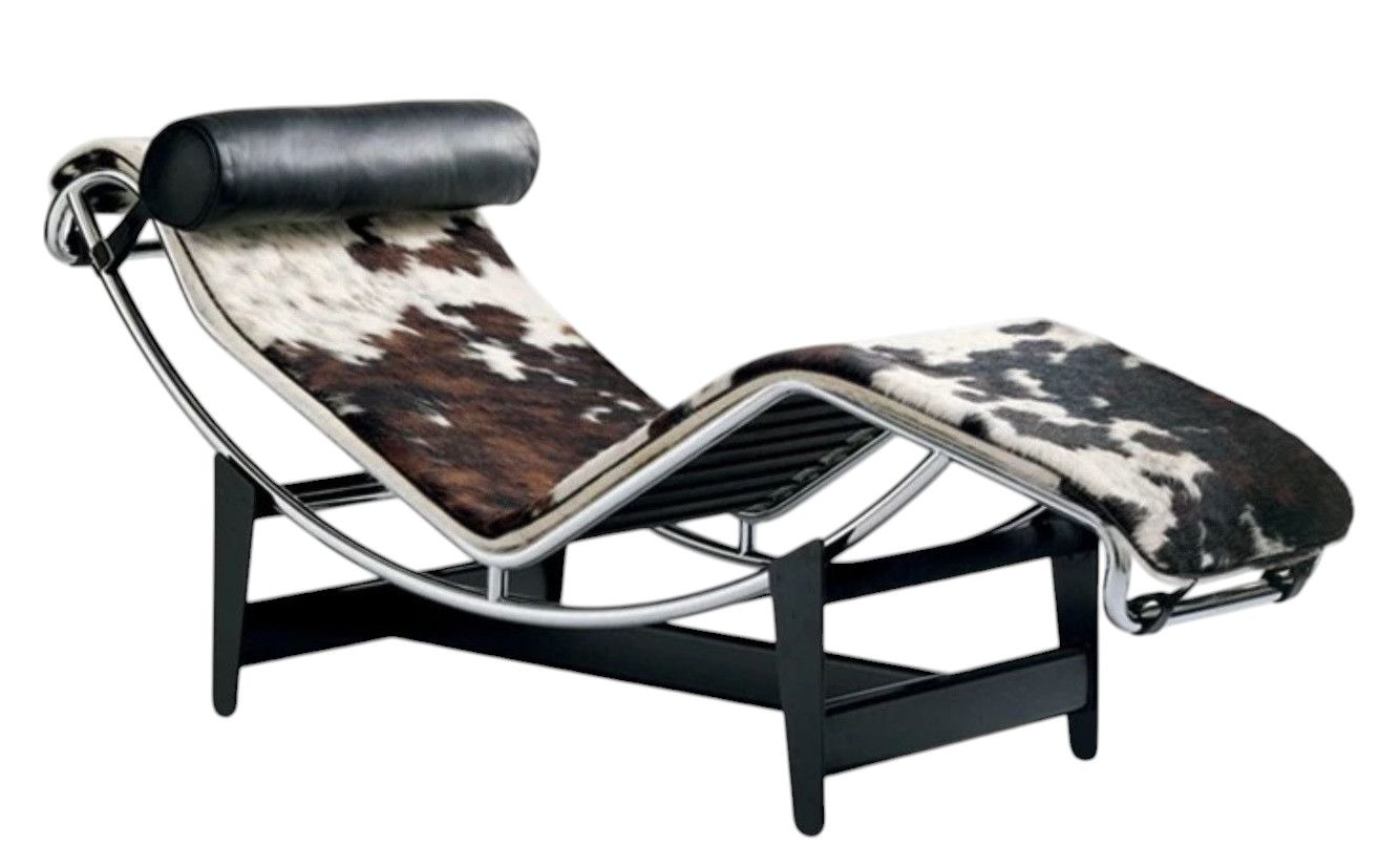 Chaise Longue Liege mit Fellbezug in Braun/Weiß/Schwarz und schwarzer Nackenrolle aus Leder.