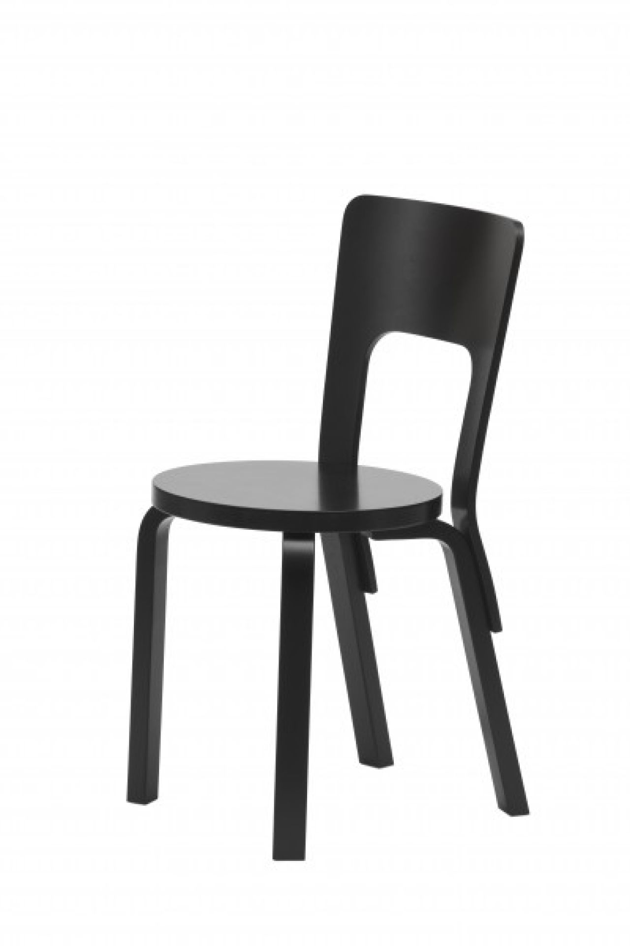 Schwarzer Artek Stuhl 66 aus Holz mit runder Sitzfläche und Rückenlehne. Designklassiker.