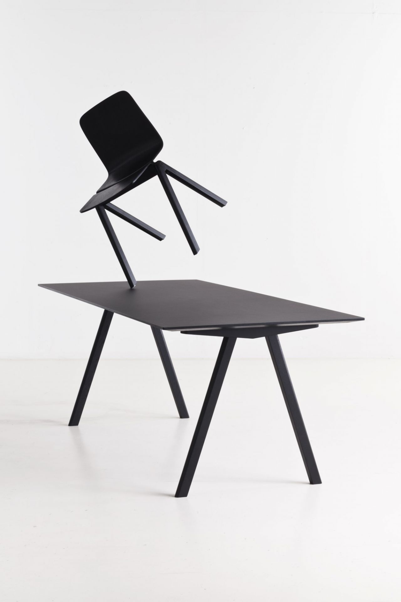 Schwarzer Copenhague Table CPH 10 Tisch von Hay mit Stuhl, modernes Design für Büro und Zuhause.