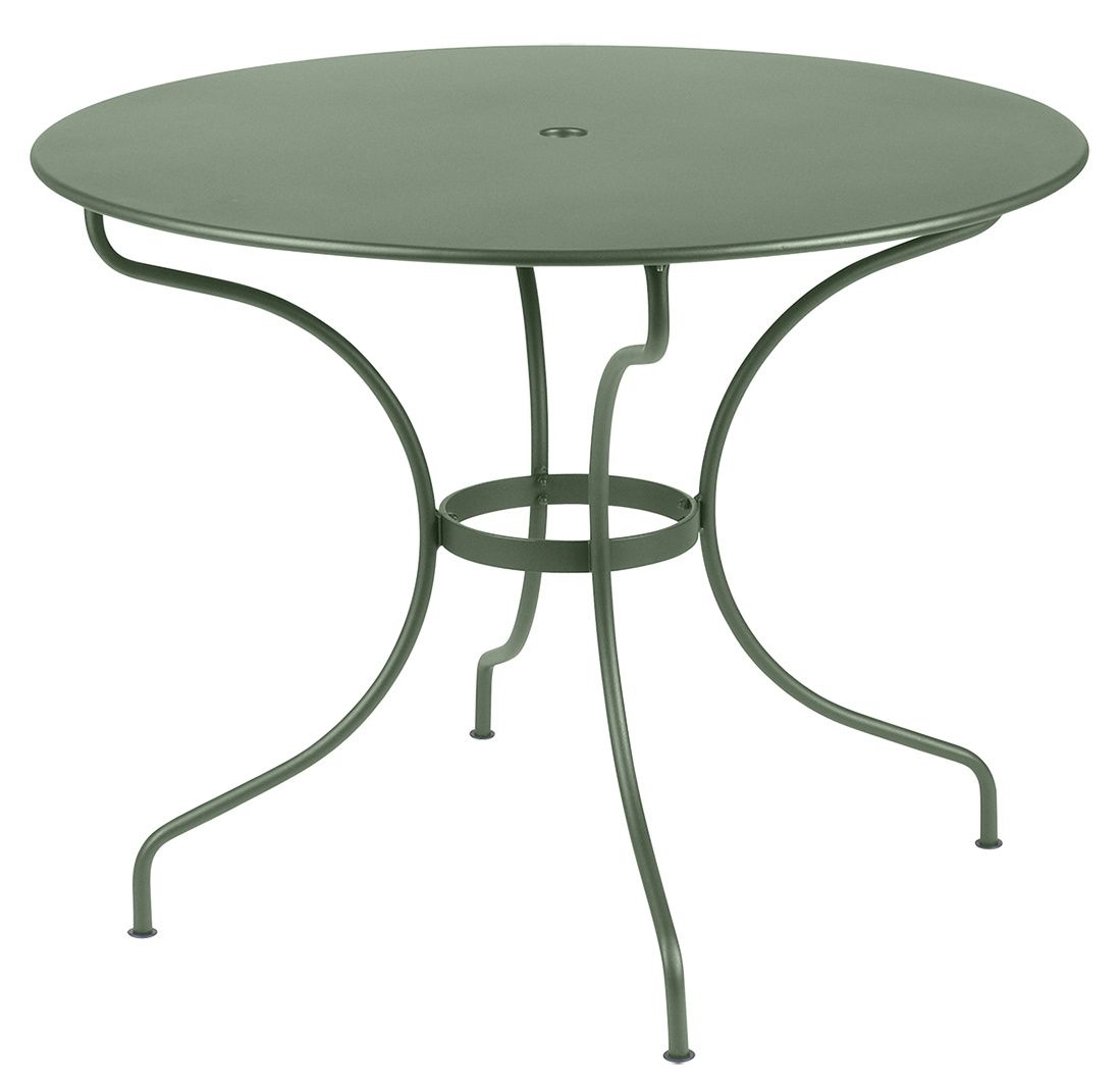 Runder, grüner Opéra+ Gartentisch von Fermob, ideal für den Außenbereich, mit filigranem Metallgestell.