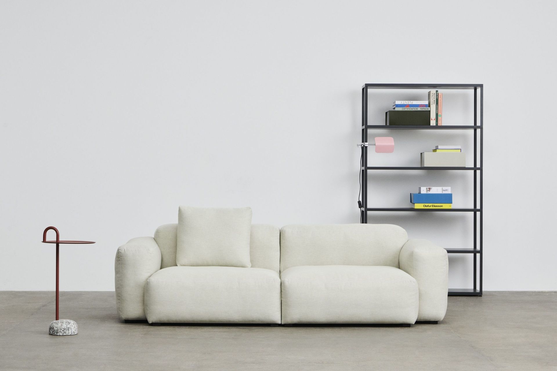 Hay Bowler Beistelltisch in Fir Grün neben einem Sofa und einem Bücherregal. Moderner Wohnstil.