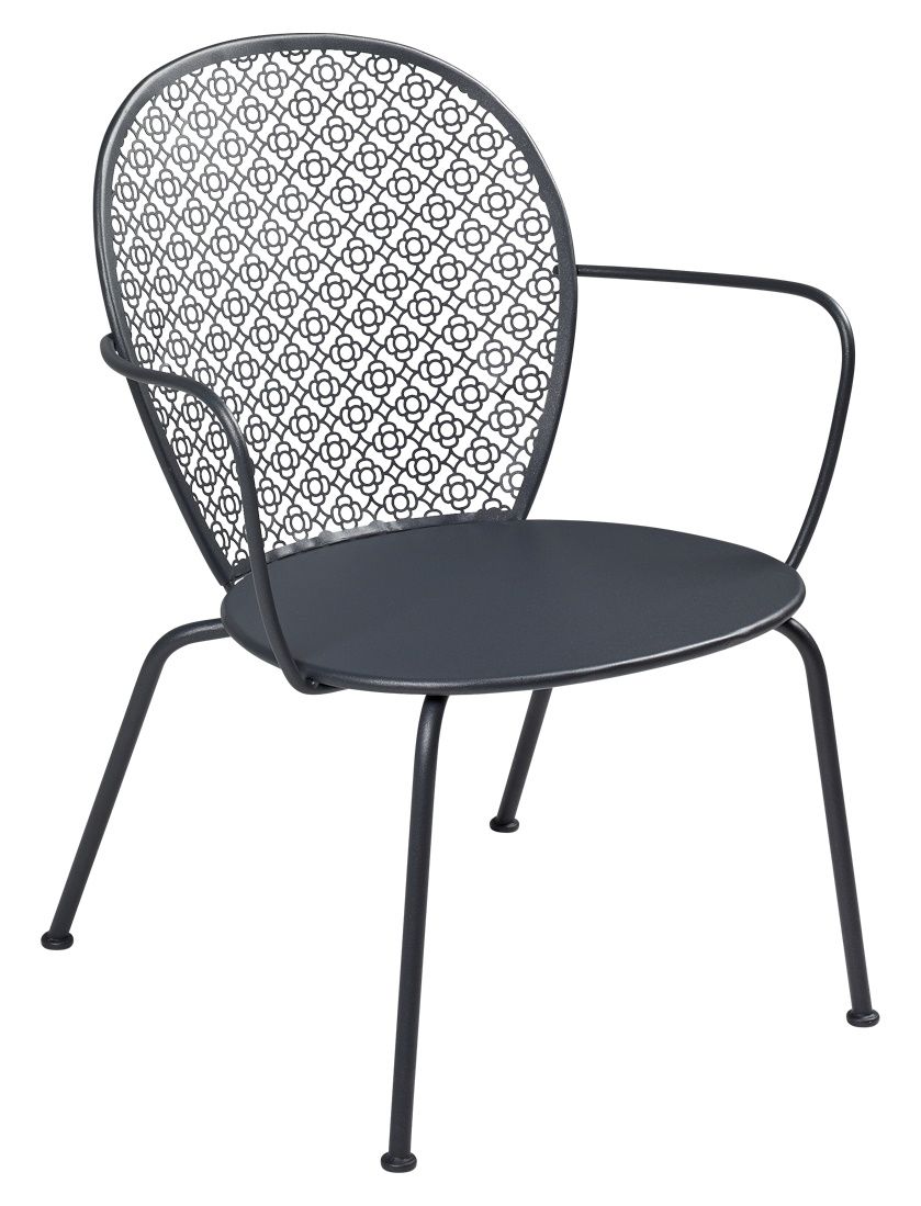 Lorette Sessel von Fermob: Moderner, anthrazitfarbener Outdoor Sessel aus Metall mit filigranem Blumenmuster im Rückenteil.