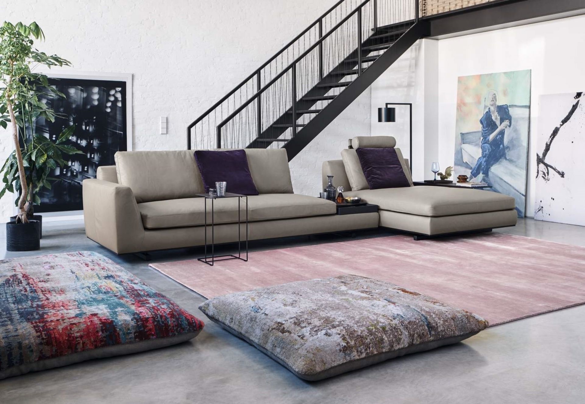 Moderner Wohnraum mit Walter Knoll Sofa, Beistelltisch und stilvollen Wohnaccessoires für gehobenes Ambiente.